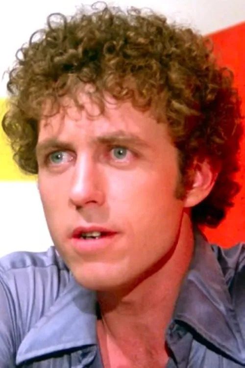 Kent Hall interpretando a Alfie