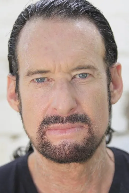 Kent Harper interpretando a Bennett