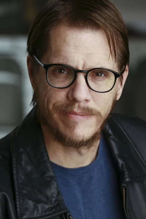 Kent Hatch interpretando a Cousin Jeffrey