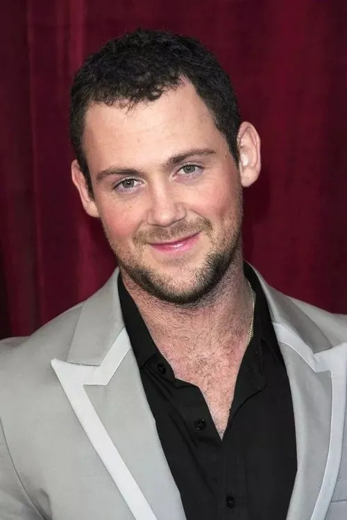 Kent Riley interpretando a Paul Goudie