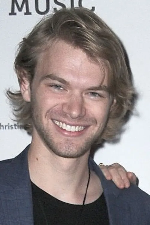 Kenton Duty interpretando a Young Russell
