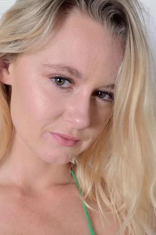 Kenzie Kai interpretando a (archive footage)