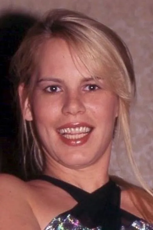 Kerri Downs interpretando a 