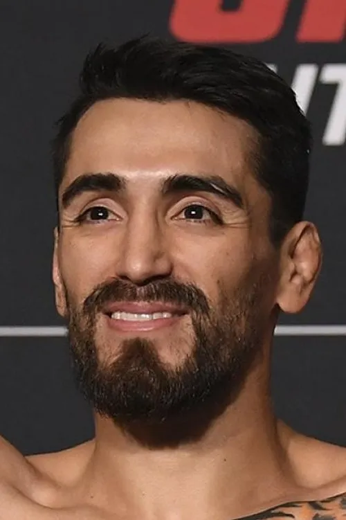 Kevin Aguilar interpretando a Self