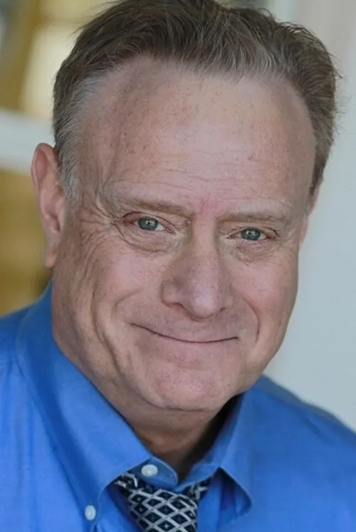 Kevin Brief interpretando a 