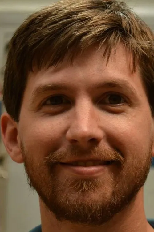 Kevin Chevalia interpretando a Kevin