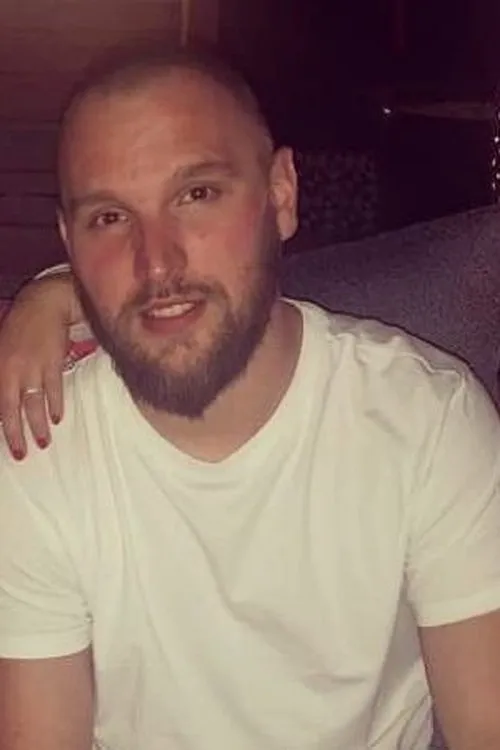 Kévin Debonne interpretando a Hugo Beaumont