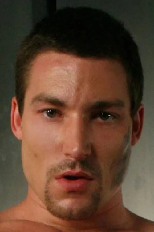 Kevin Falk interpretando a