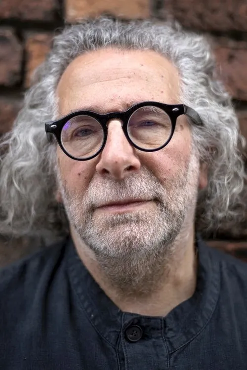 Kevin Godley interpretando a Self