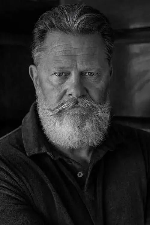 Kevin Horsham interpretando a Jim Hunt