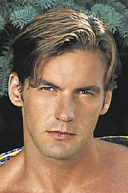 Kevin King interpretando a