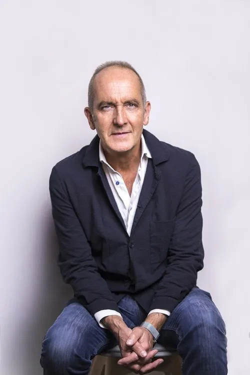 Kevin McCloud — personaje: Himself