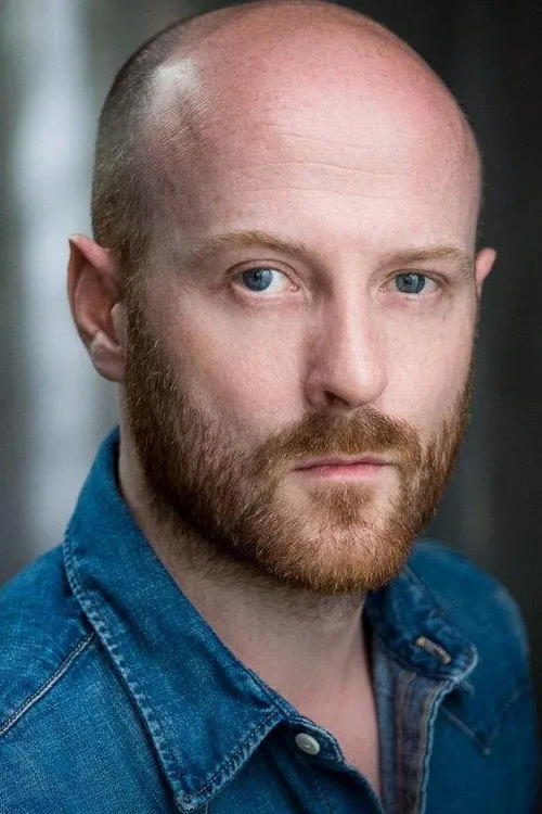 Kevin Murphy interpretando a Hugh Doherty