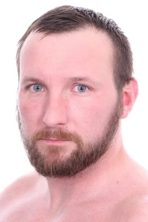 Kevin Papics interpretando a Lucky 13