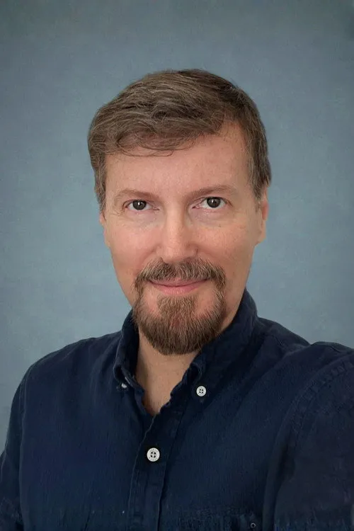 Kevin Patterson interpretando a Runner