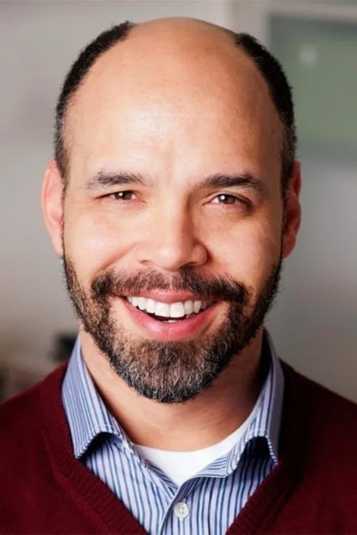 Kevin Rock interpretando a Prof. William Bleu