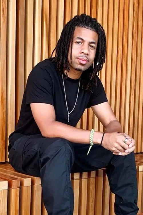 Kevin Romar interpretando a