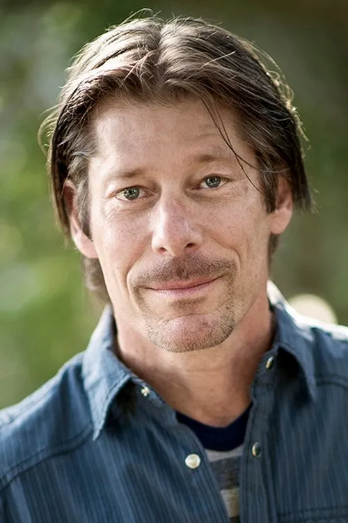 Kevin Scott Allen interpretando a Briefcase Man