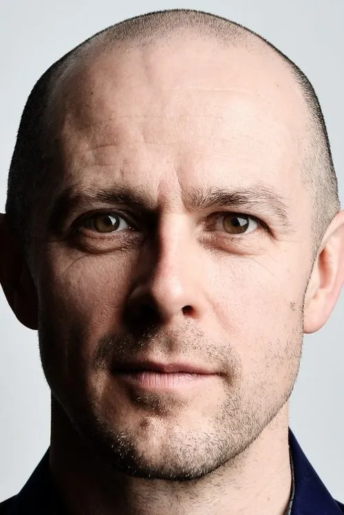 Kevin Shepherd interpretando a 