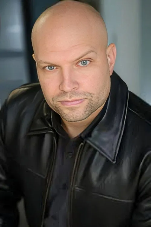 Kevin Winn interpretando a John Snyder