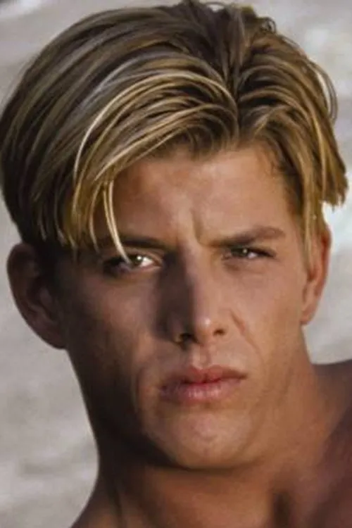 Kevin Wolf interpretando a 