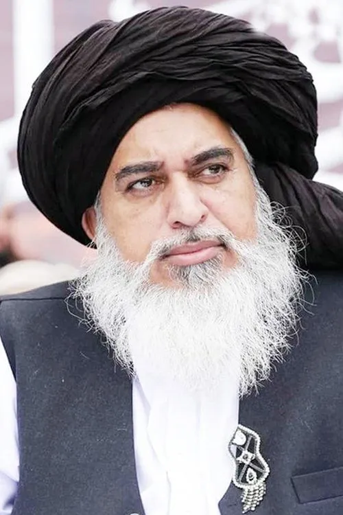 Khadim Hussain Rizvi interpretando a Chief Cleric TLP