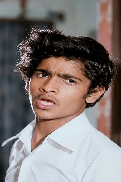 Khaja Sharif interpretando a Singam