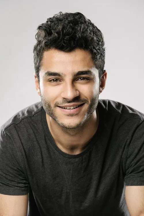 Khaled Khalafalla interpretando a Moe Green