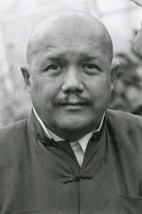 Khigh Dhiegh interpretando a Lu Ming