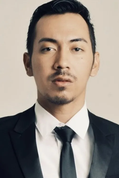 Khiva Iskak interpretando a Mario Adiwangsa