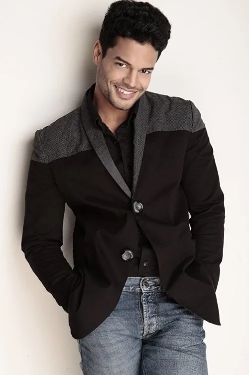 Khris Cifuentes en su biografía y filmografía