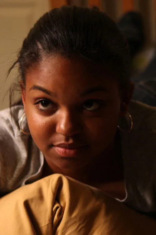 Kiarra Hogan interpretando a Linda Jones