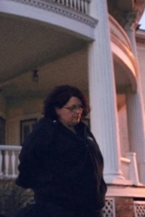 Kim Foxworth interpretando a Paranormal Investigator