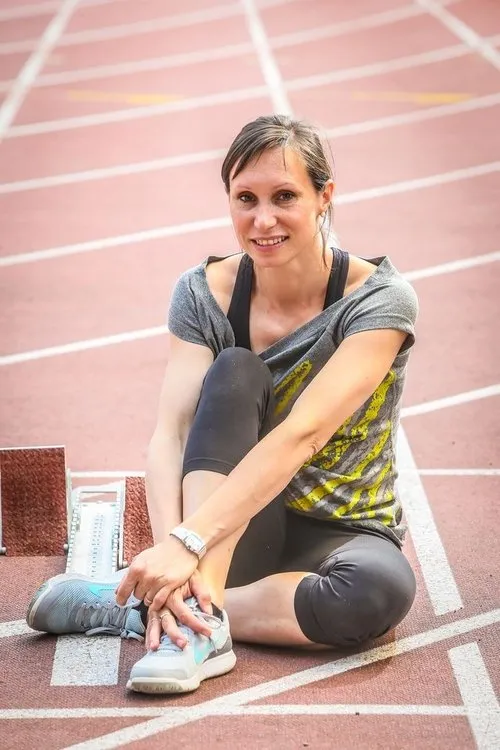 Kim Gevaert interpretando a herself