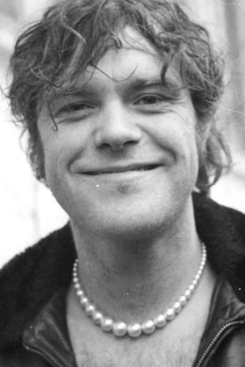 Kim Larsen interpretando a Benny