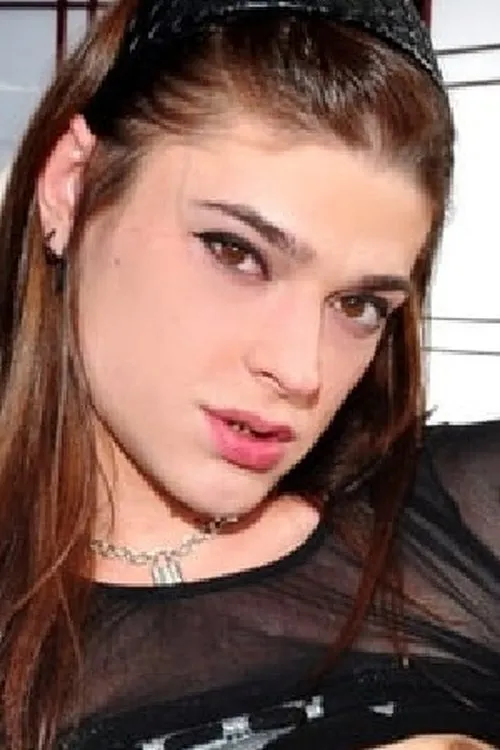 Kimberly Kills interpretando a