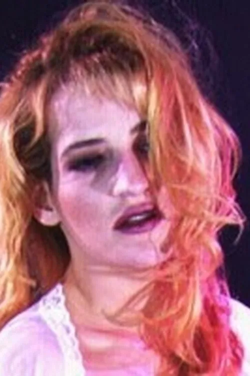 Kimberly Kyle interpretando a Samantha