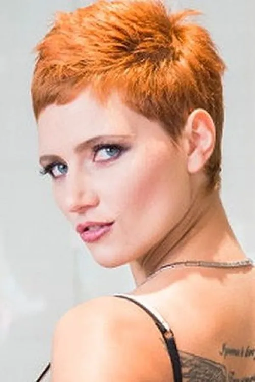 Kimberly interpretando a (archive footage)