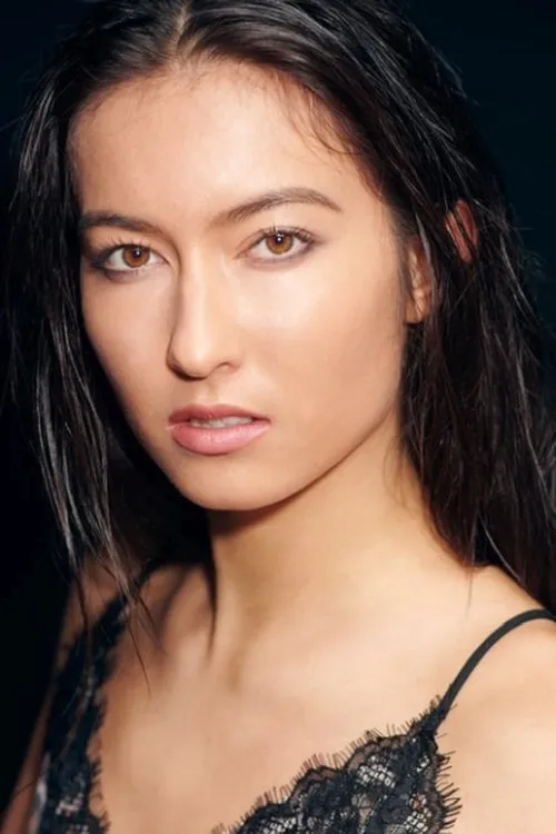 Kimi Alexander interpretando a Kate