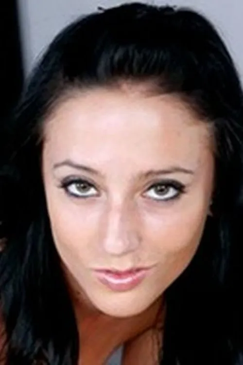 Kira Kane interpretando a