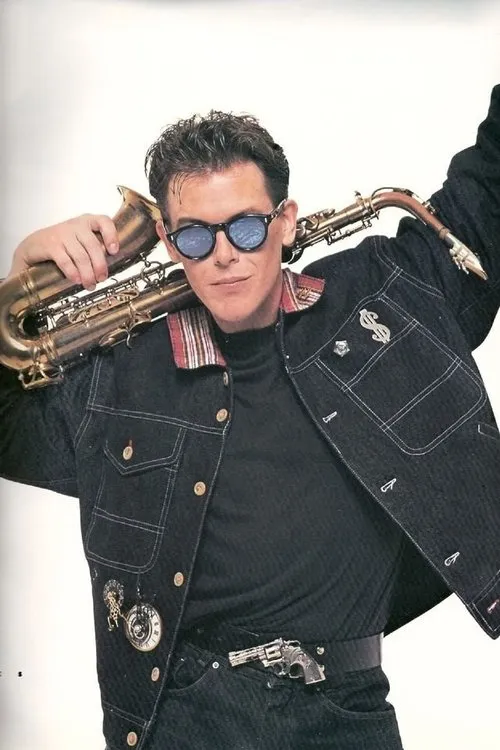 Kirk Pengilly interpretando a Guitar, Saxophone