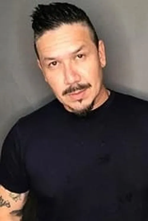 Kirk Schiller interpretando a Secretary