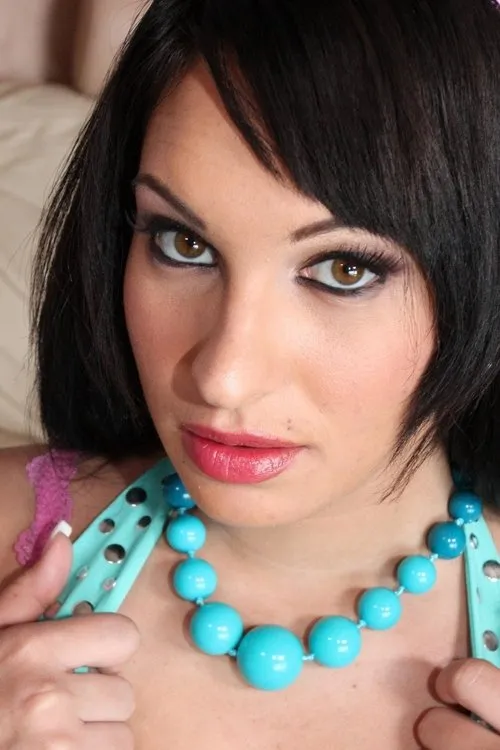 Kitty Bella interpretando a 