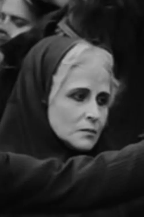 Kitty Bradbury interpretando a Mrs. Powellson