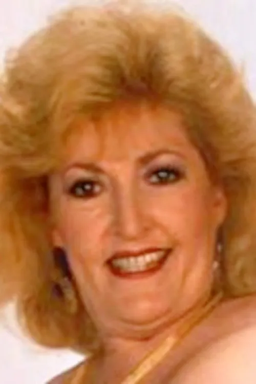 Kitty Fox interpretando a