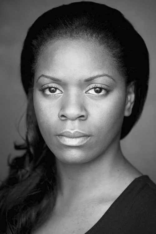 Kiza Deen interpretando a Lou / Olu