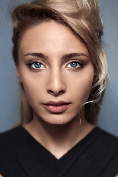 Klara Mucci interpretando a Severina, photographer's girlfriend