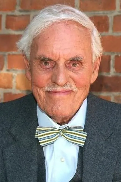 Klaus Höhne interpretando a McOgg