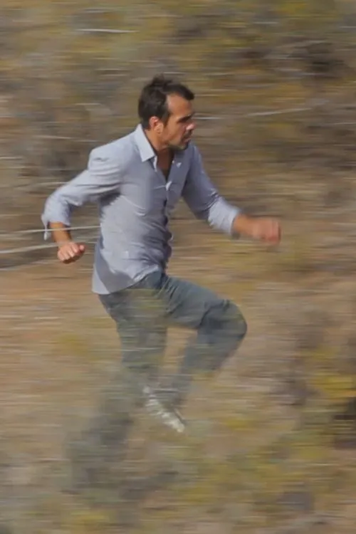 Konstantin Avramov interpretando a Spy