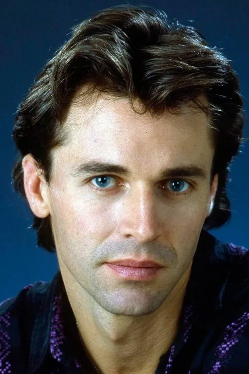 Korey Mall interpretando a Gil